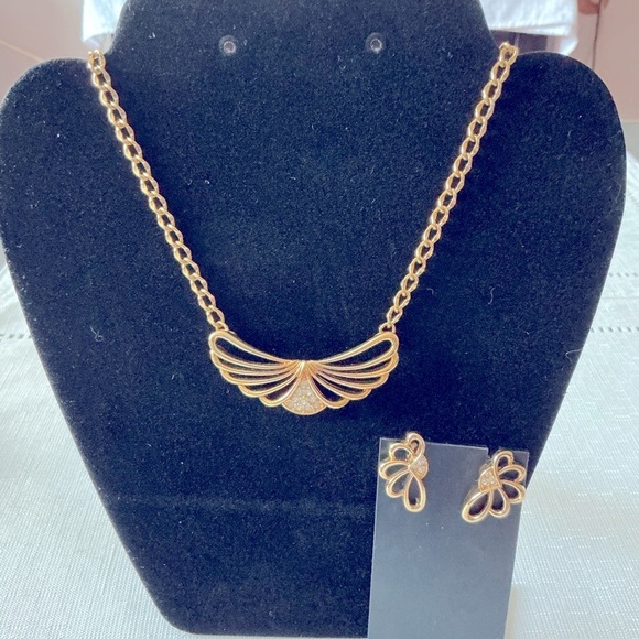Gold Tone Necklace and Earring Set Jewelry - Gold Tone Necklace and Earring Set